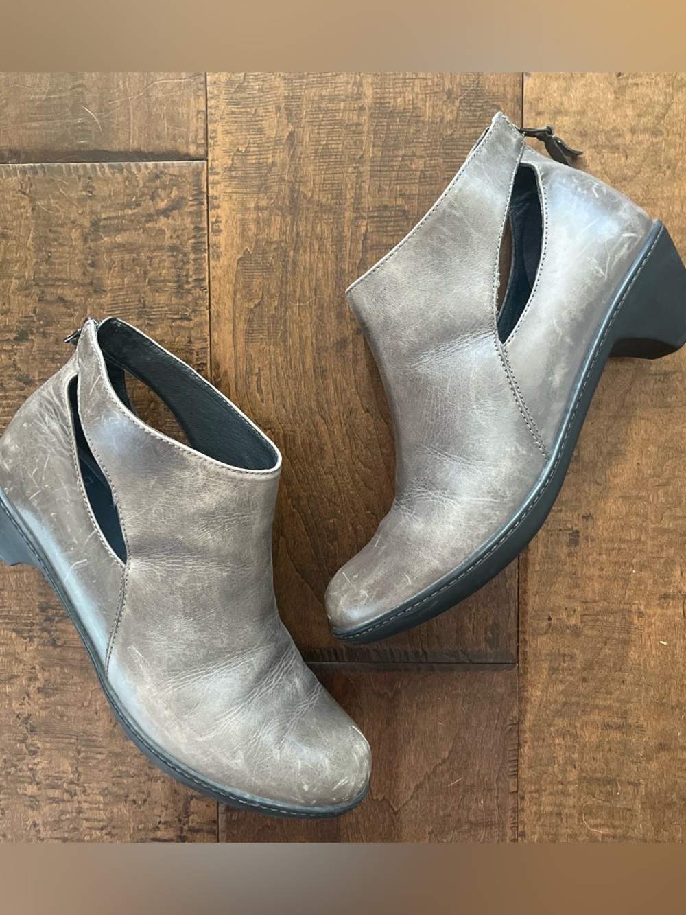 Dansko Bonita gray burnished leather ankle boots with side cutouts sz. 40